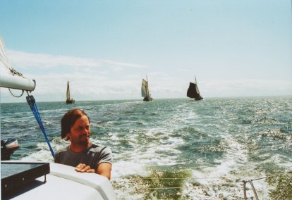 Welke zeilliefhebber droomt niet van een boot die rechtop vaart, veel ruimte biedt en snel is?